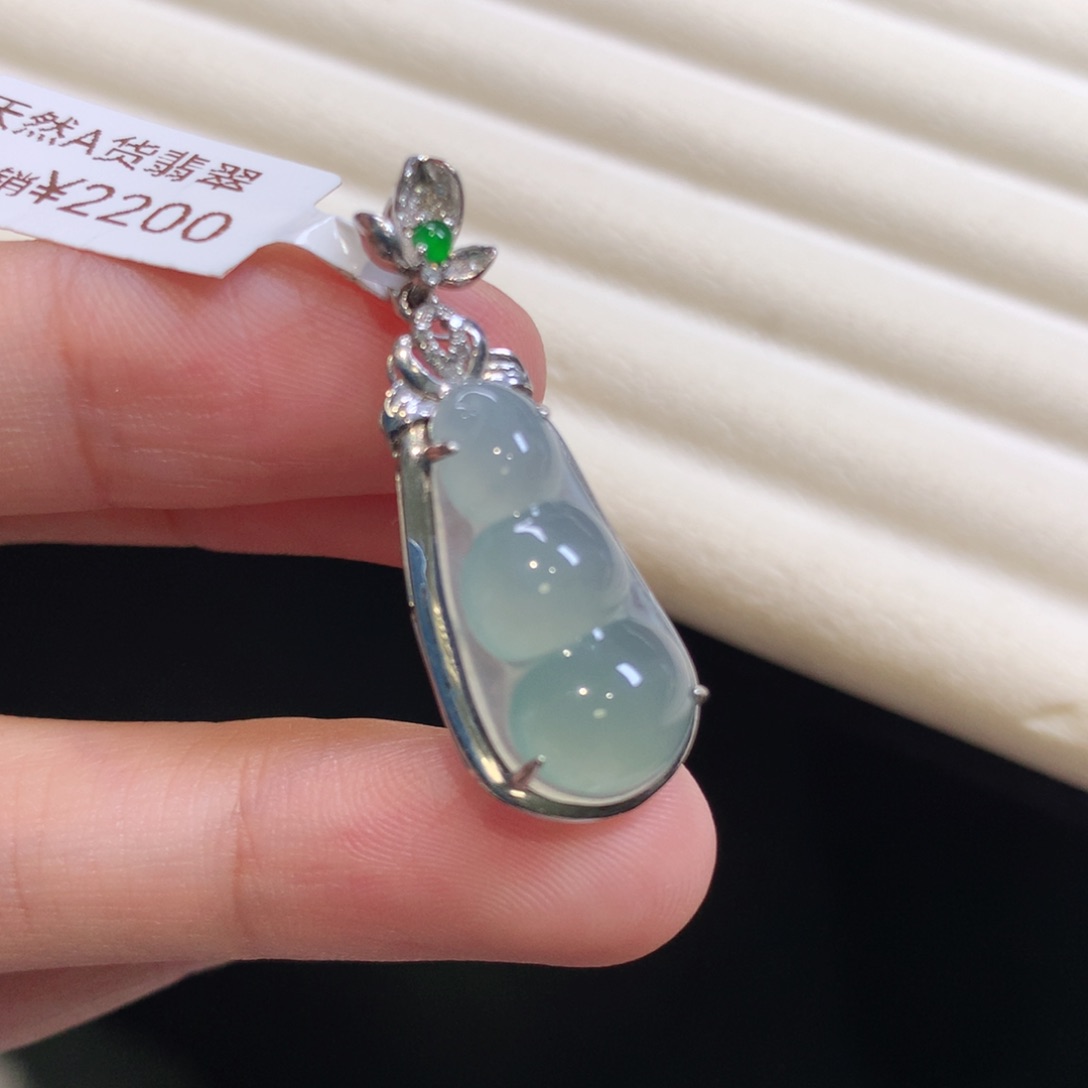 翡翠颈饰18K金镶嵌豆子