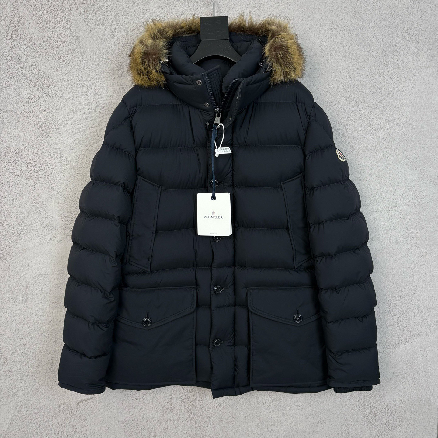未使用 MONCLER 毛领黑色羽绒外套4码 YH17712