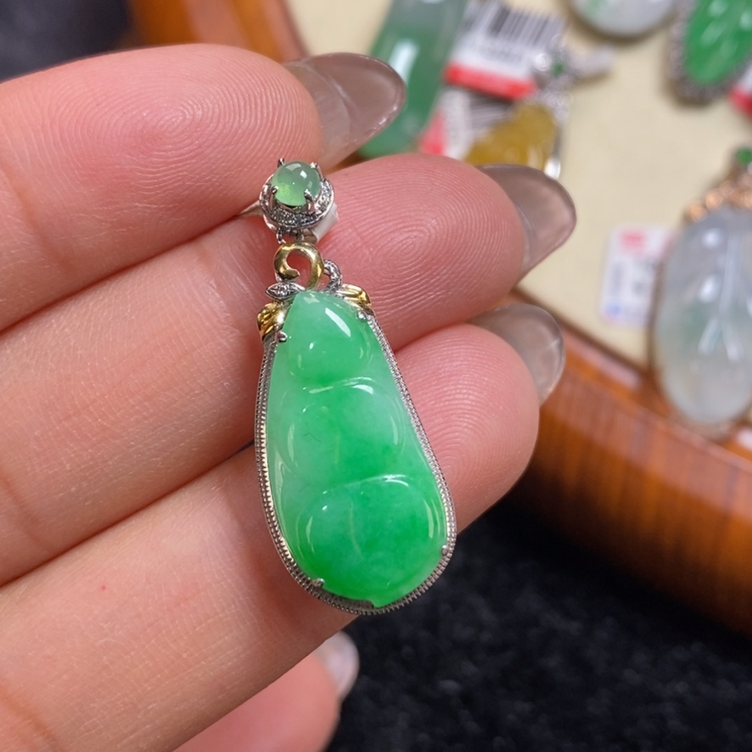 翡翠吊坠(赠链)18K金镶嵌