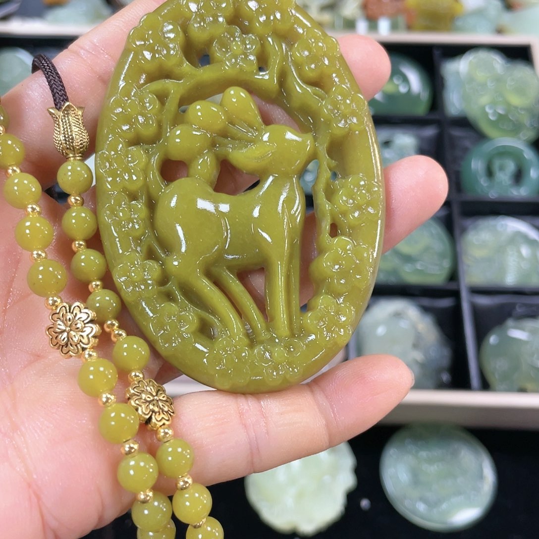 蛇纹石玉颈饰合金