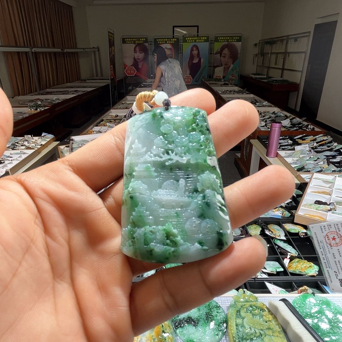 翡翠未镶嵌颈饰一