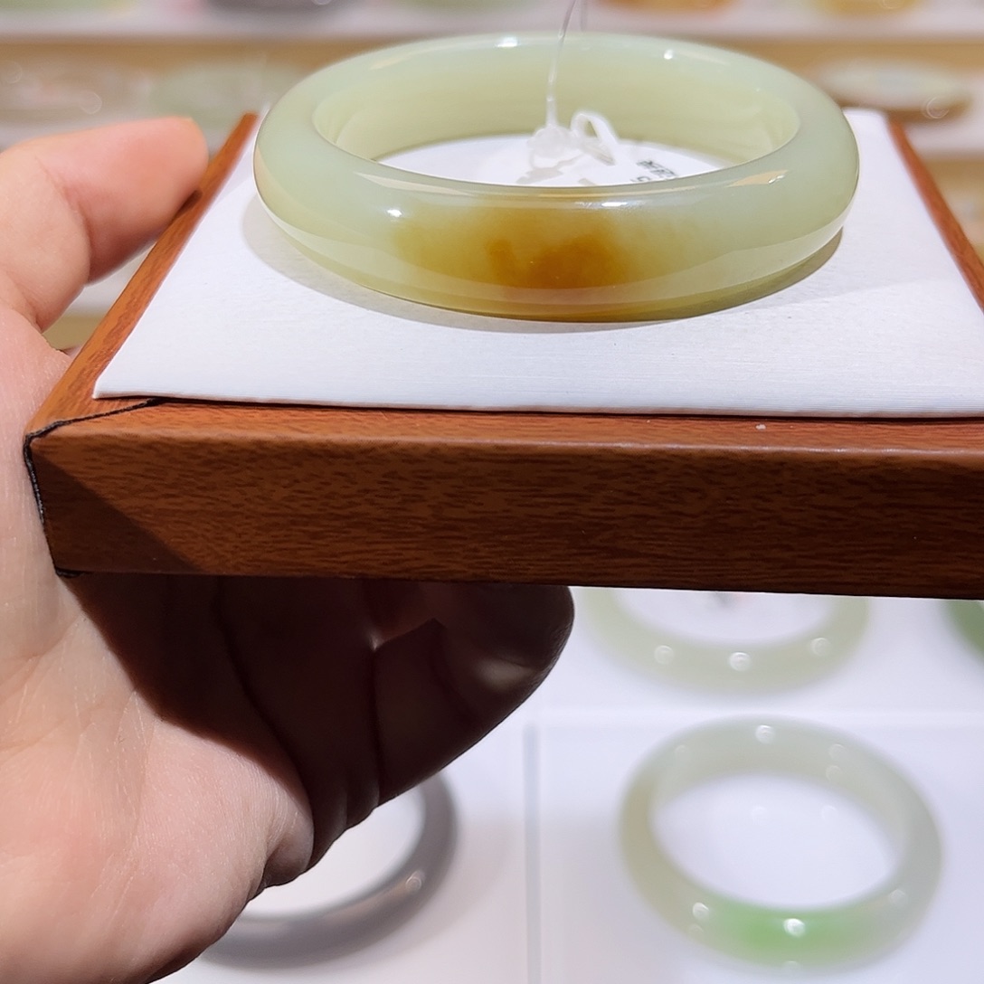 和田玉未镶嵌手镯且末糖