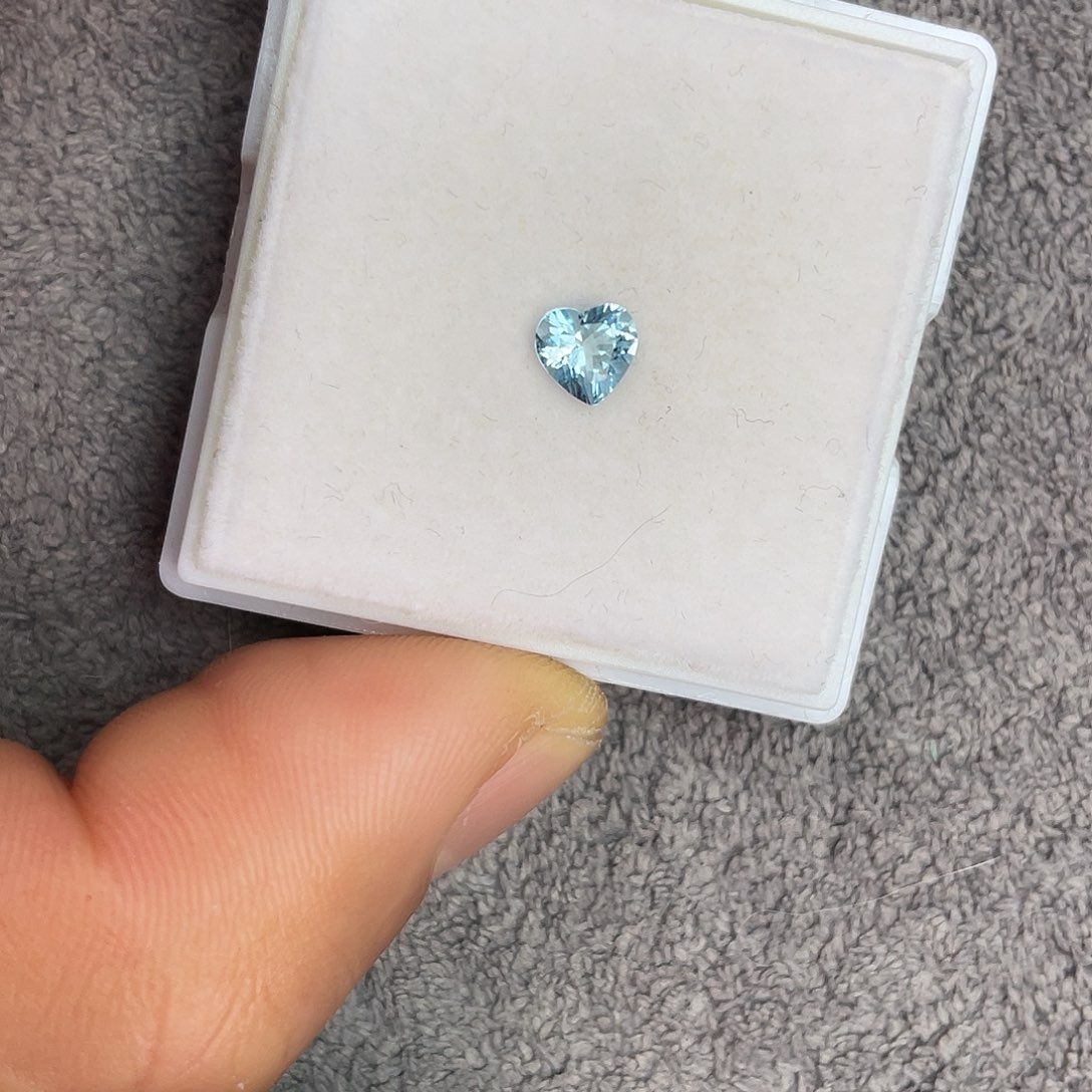 海蓝宝石裸石未镶嵌0.555Ct。  