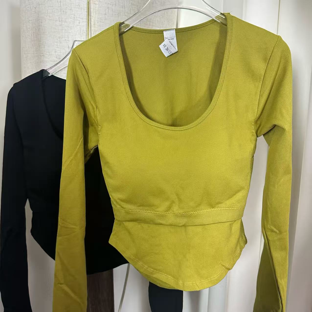 6636~新款春秋短款瑜伽服 一体杯垫健身长袖U领跑步运动上衣