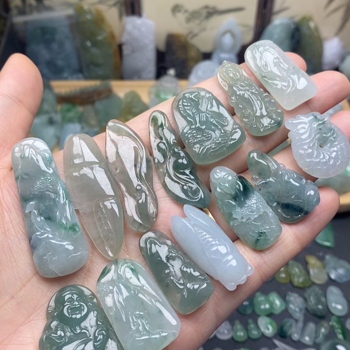 翡翠未镶嵌颈饰小牌子一个