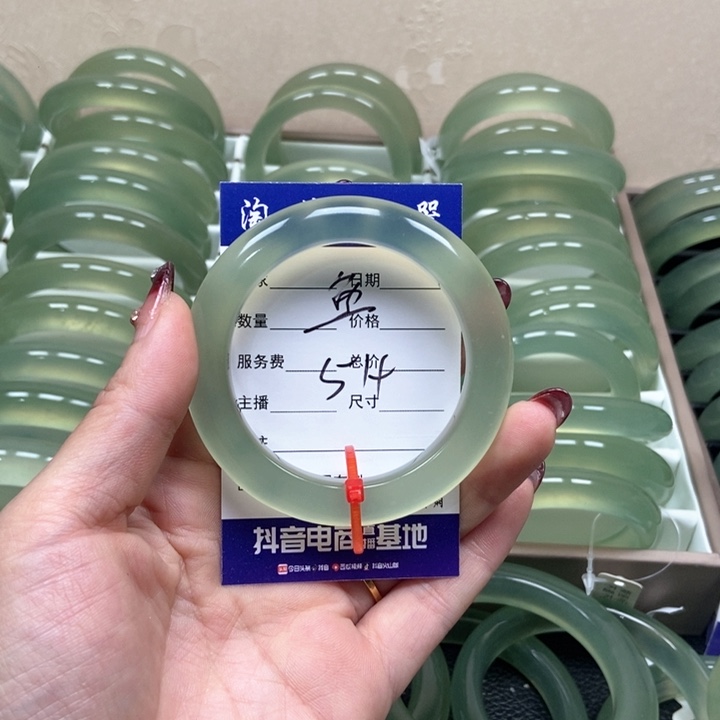 蛇纹石玉手镯未镶嵌有**鱼