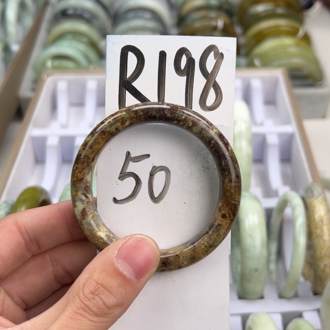 岫玉手镯未镶嵌天然岫玉微瑕，可以正常佩戴