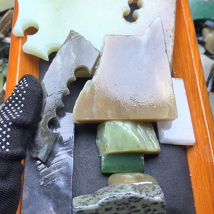 和田玉和田玉边角料未镶嵌盛*