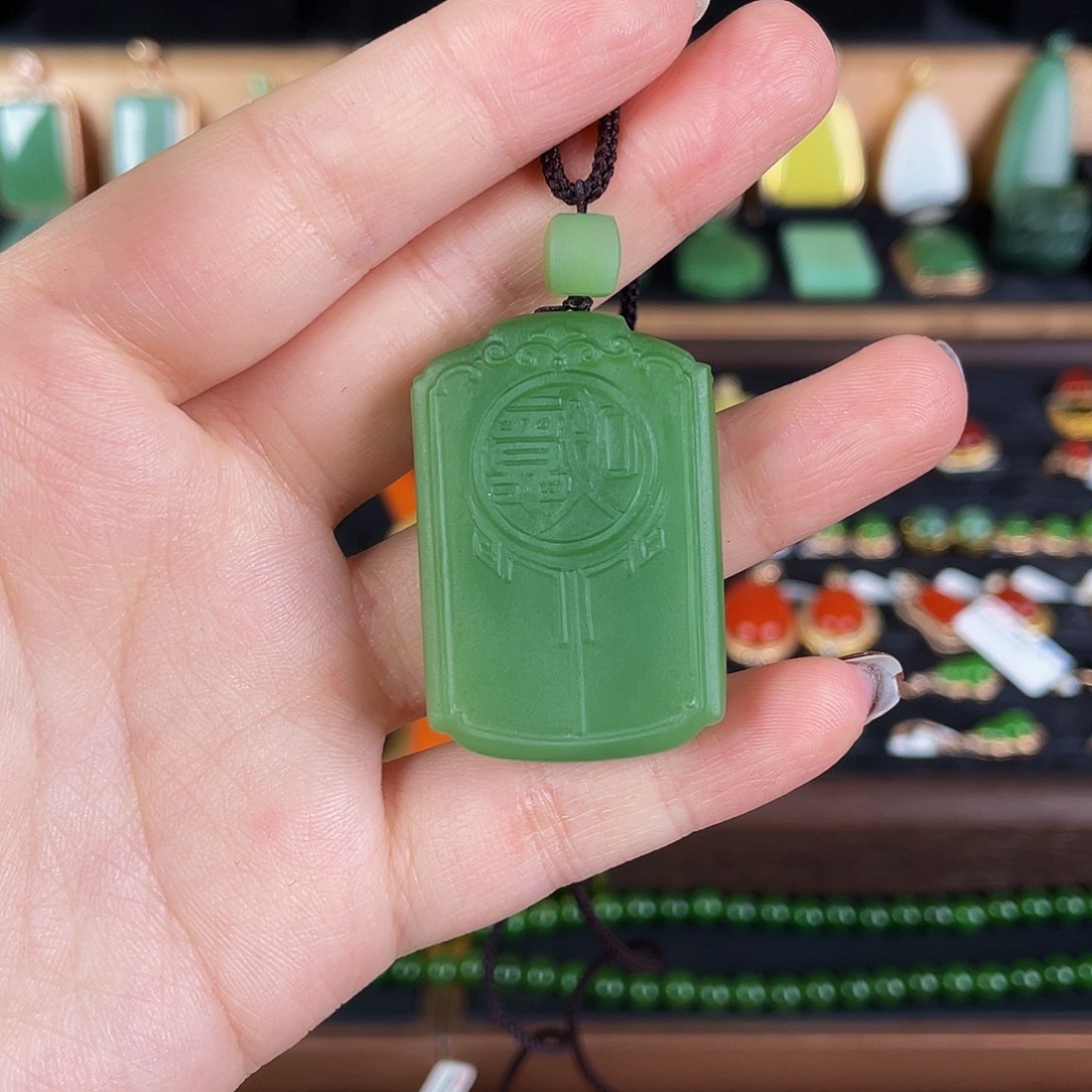 颈饰未镶嵌和田玉（碧玉）粉绿无事牌32.6g