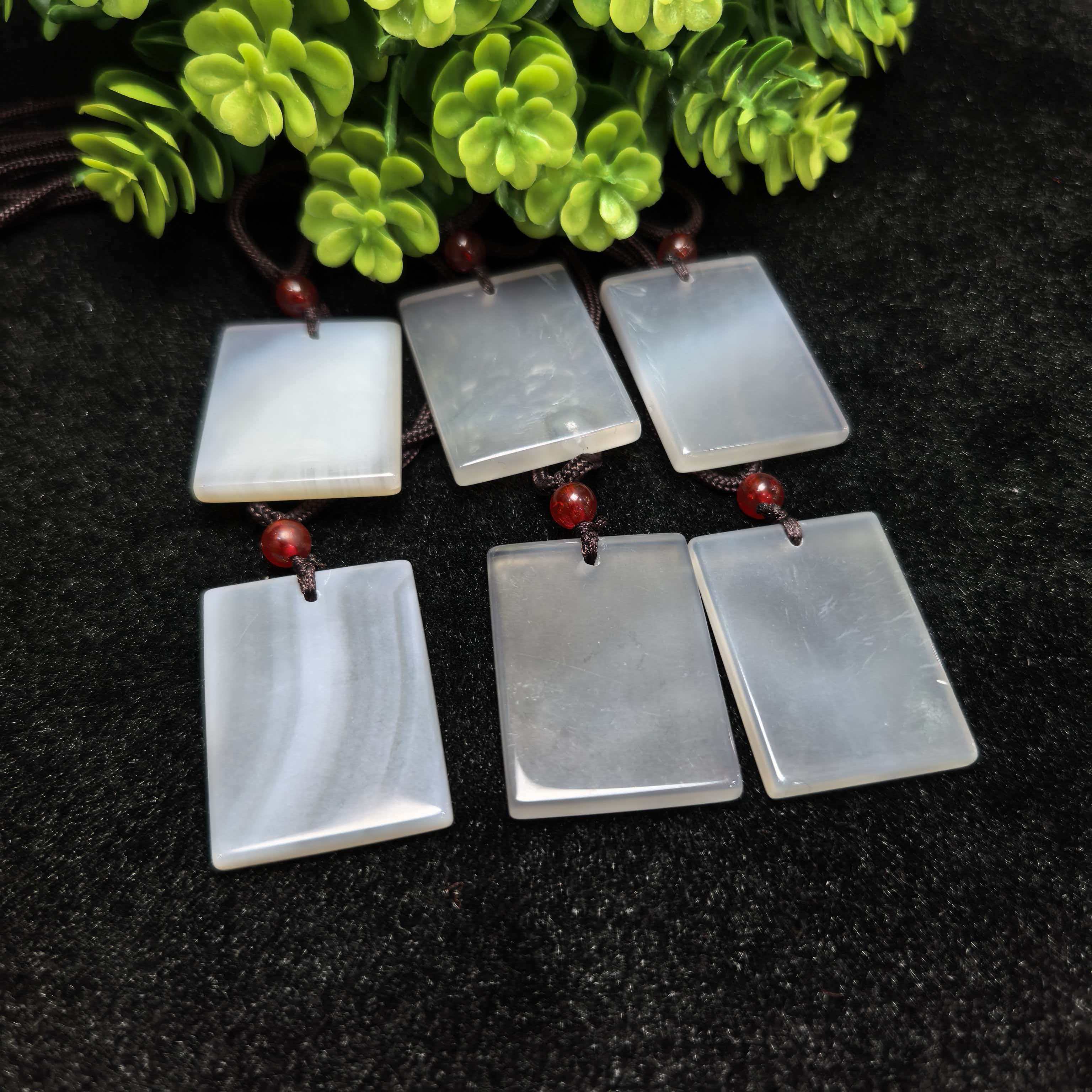 S8158【东齐珠宝】黑冰玛瑙白无事牌吊坠-配绳-多样性发货只发一件