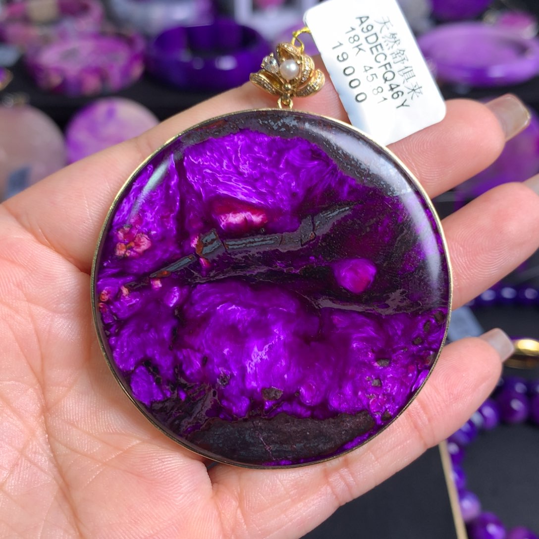 苏纪石（舒俱来）火焰丝绒圆牌18K金镶嵌咪**咻