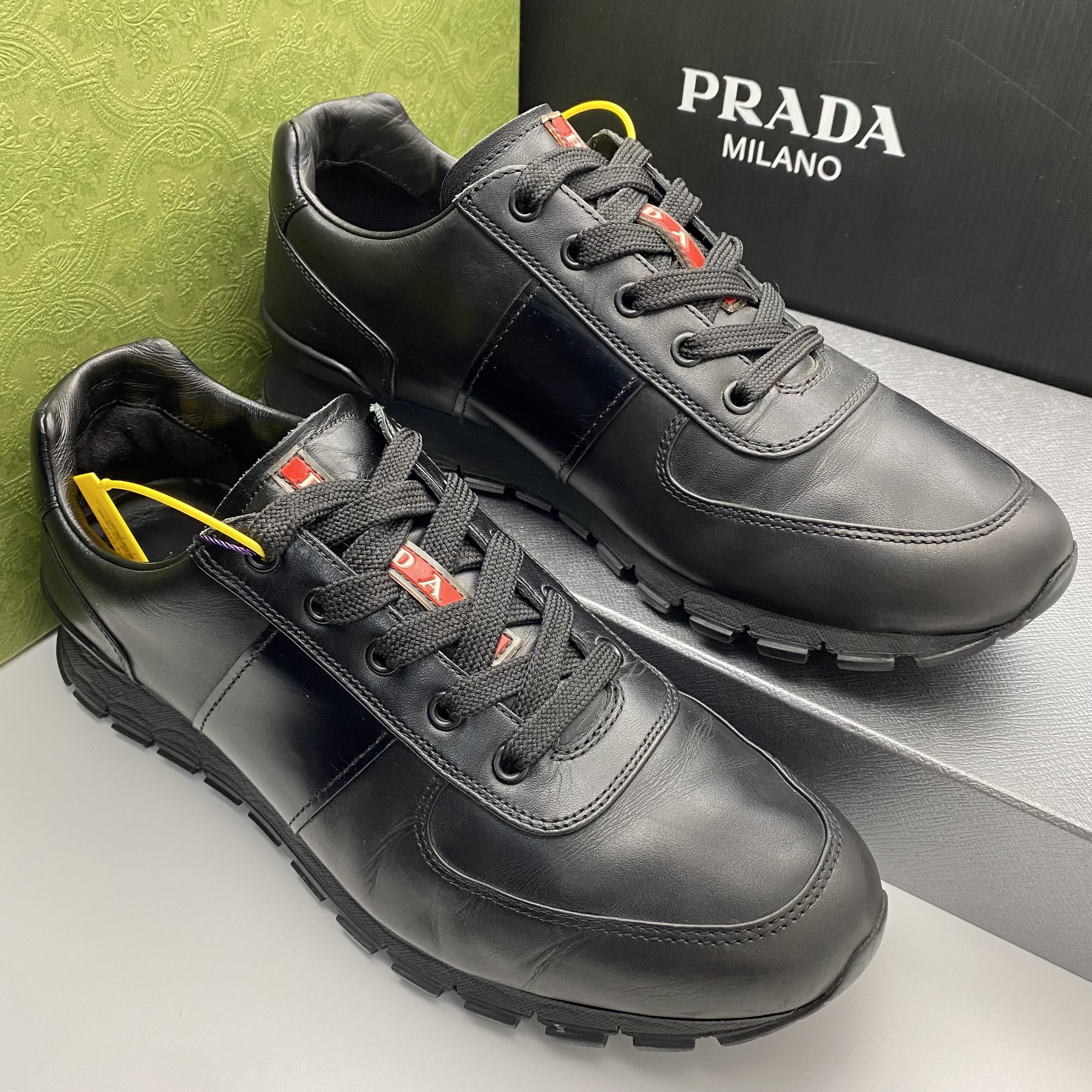 95新 Prada/普拉达 41欧码/黑色皮面红标舒适时尚运动鞋