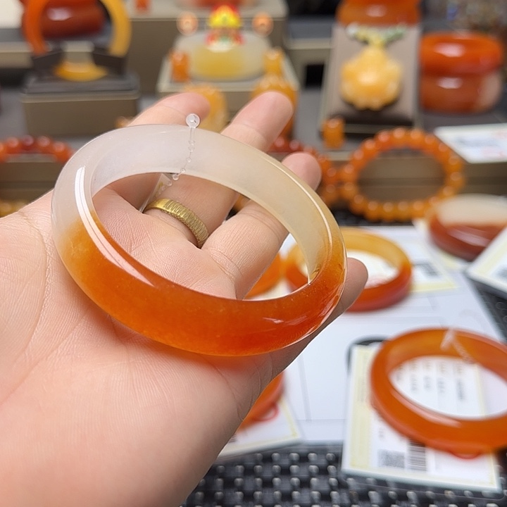 余***好石英质玉手镯未镶嵌