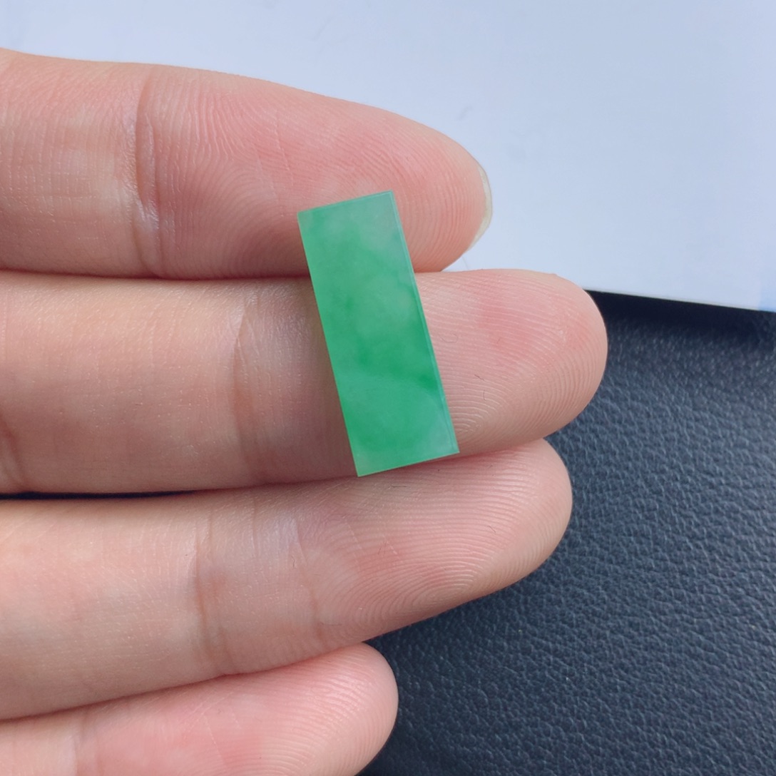 翡翠颈饰未镶嵌无事牌