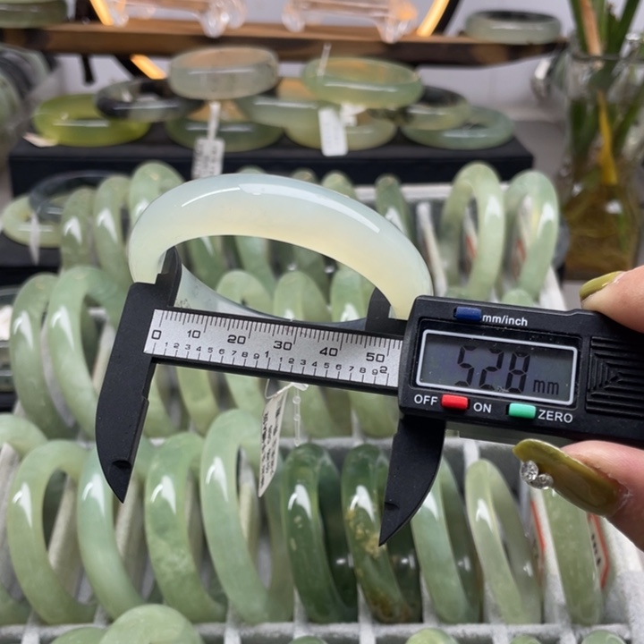 蛇纹石玉手镯未镶嵌1001