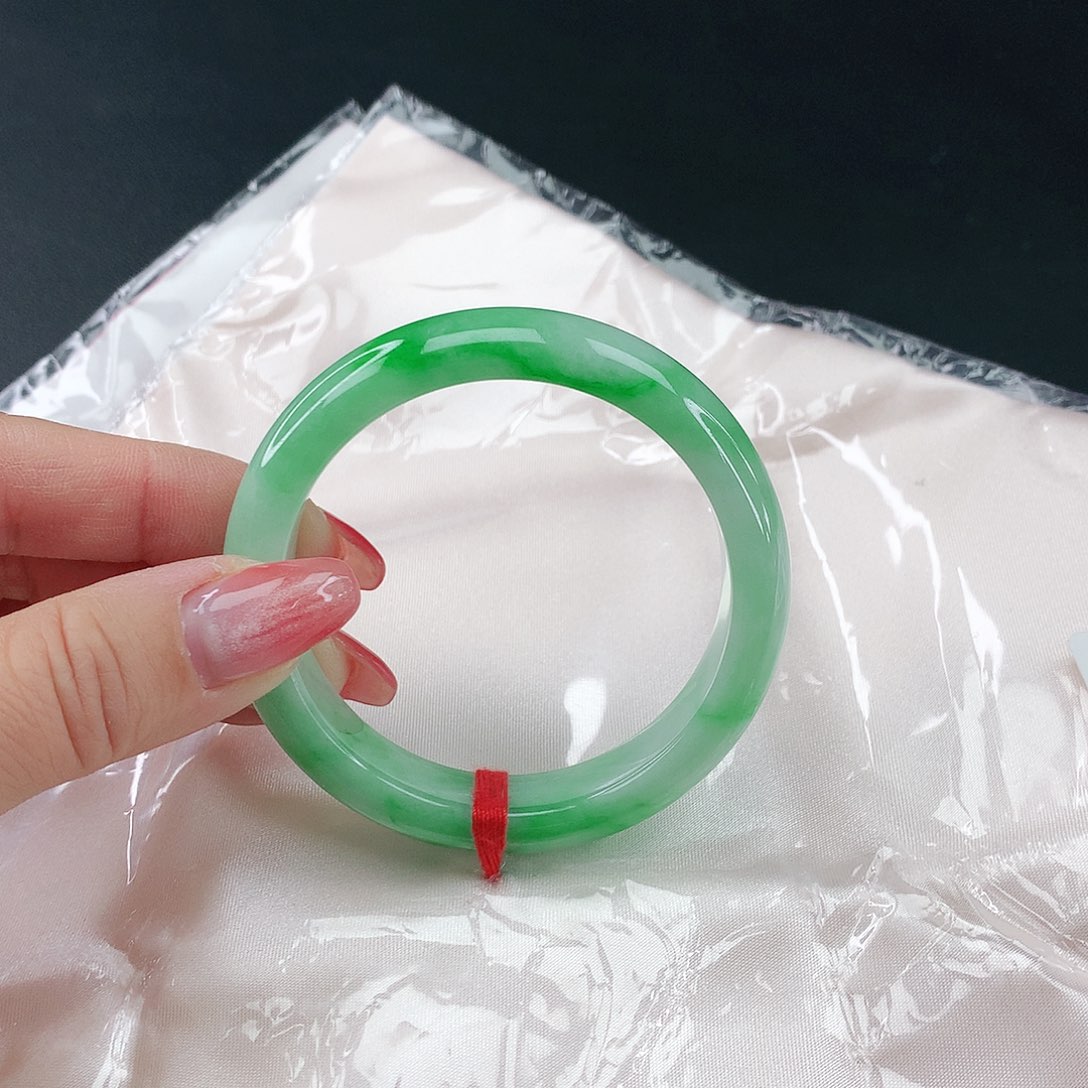 翡翠手镯未镶嵌翡翠093