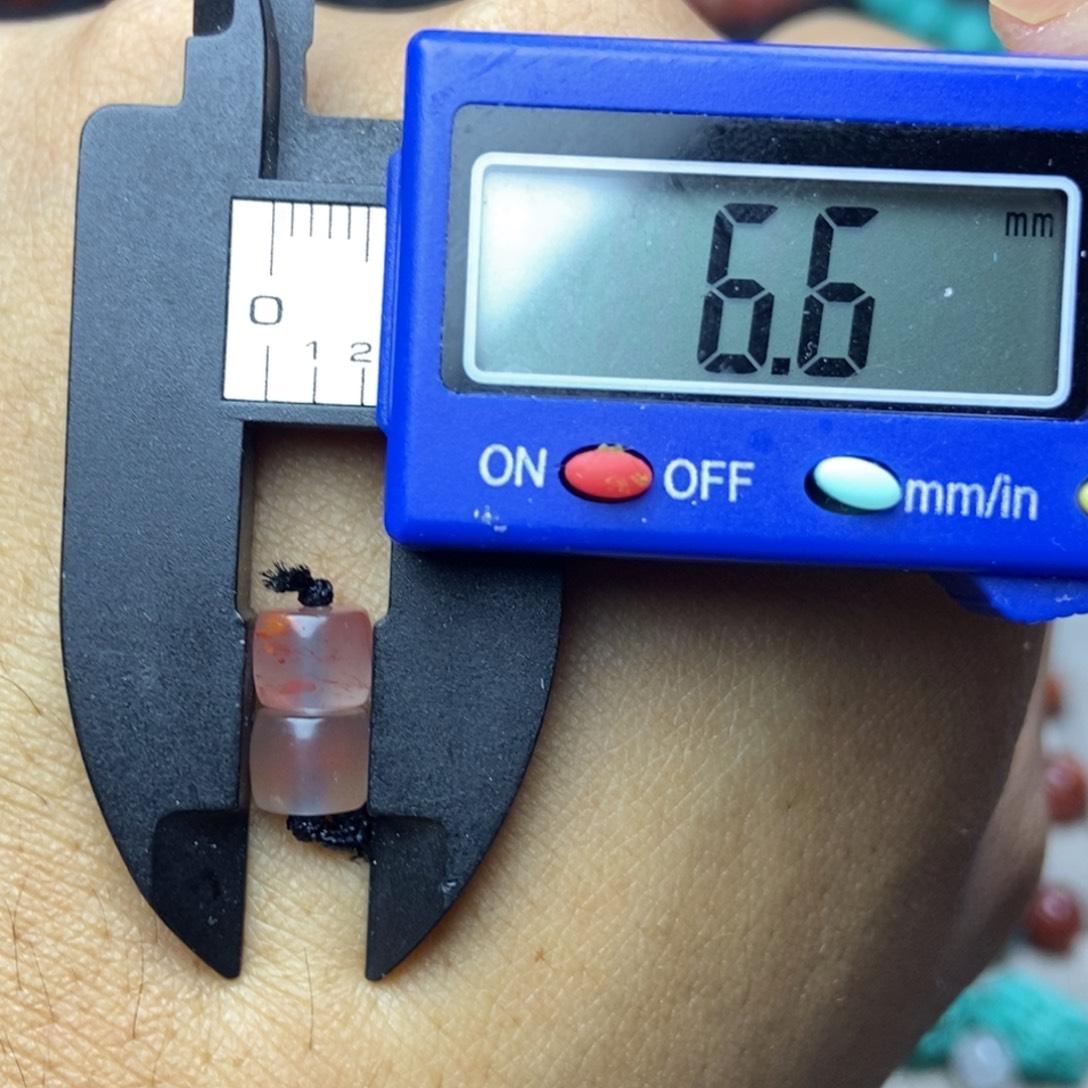 南红玛瑙未镶嵌有瑕疵