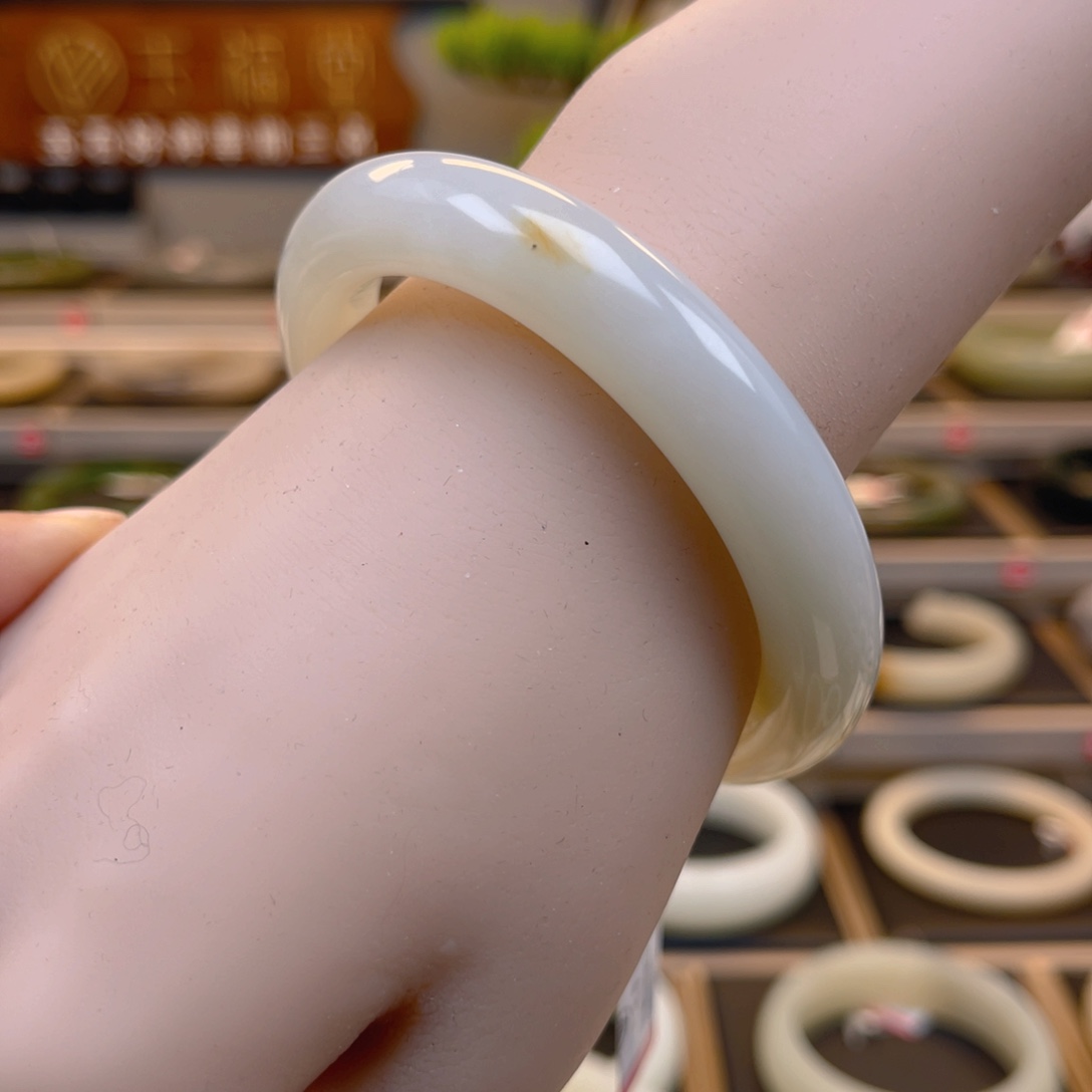 和田玉手镯未镶嵌3