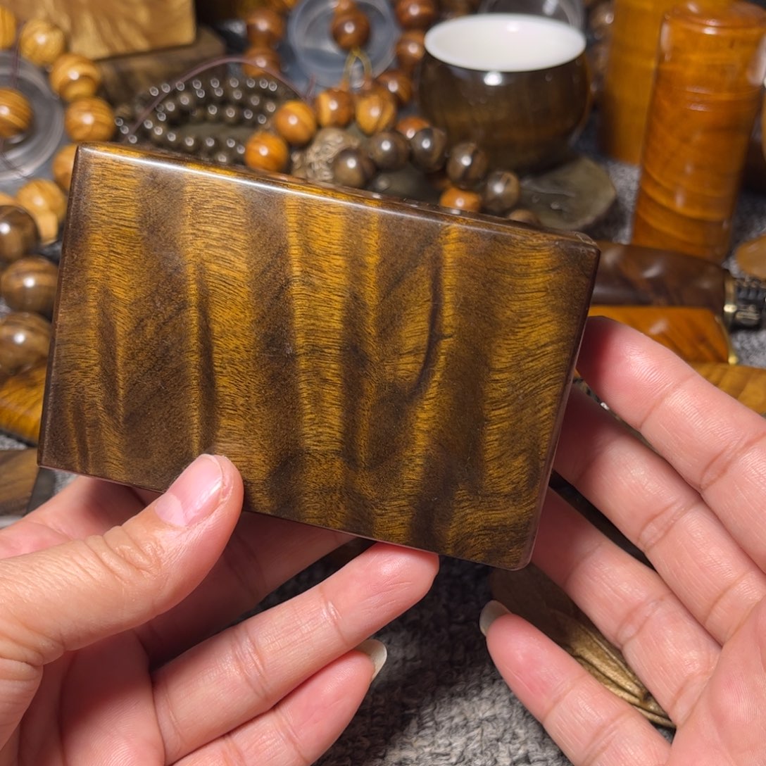 金丝楠阴沉花纹粗烟盒