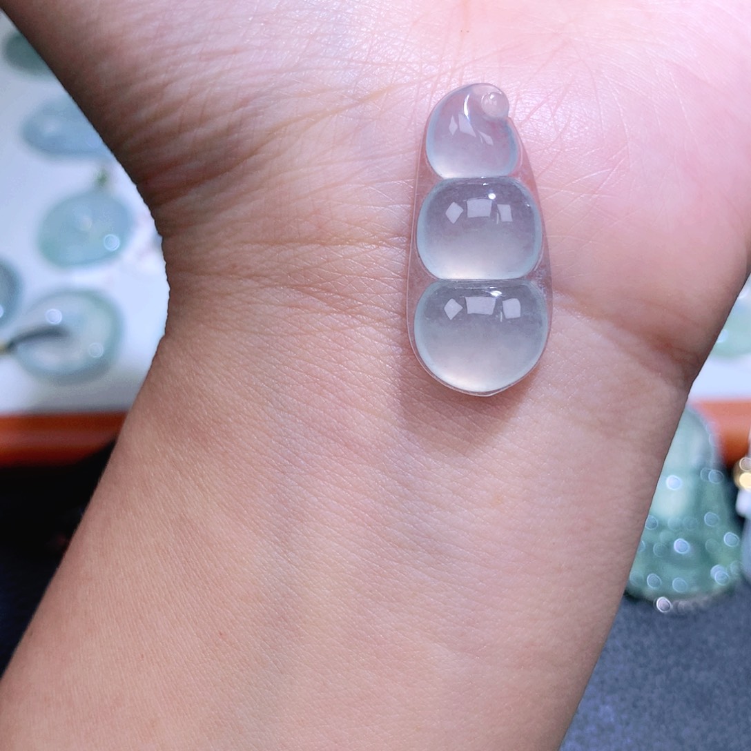 翡翠未镶嵌颈饰福豆