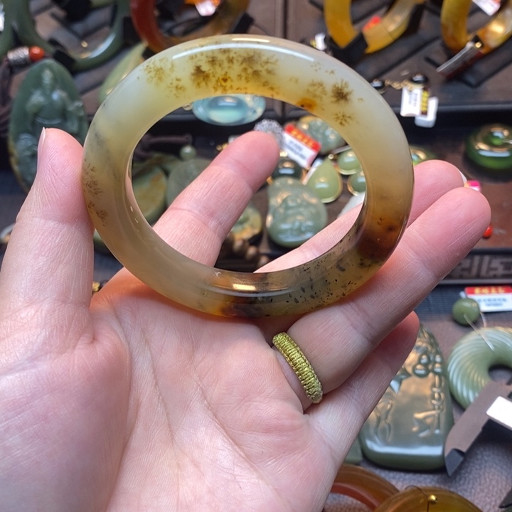 未镶嵌蛇纹石玉手镯花料山