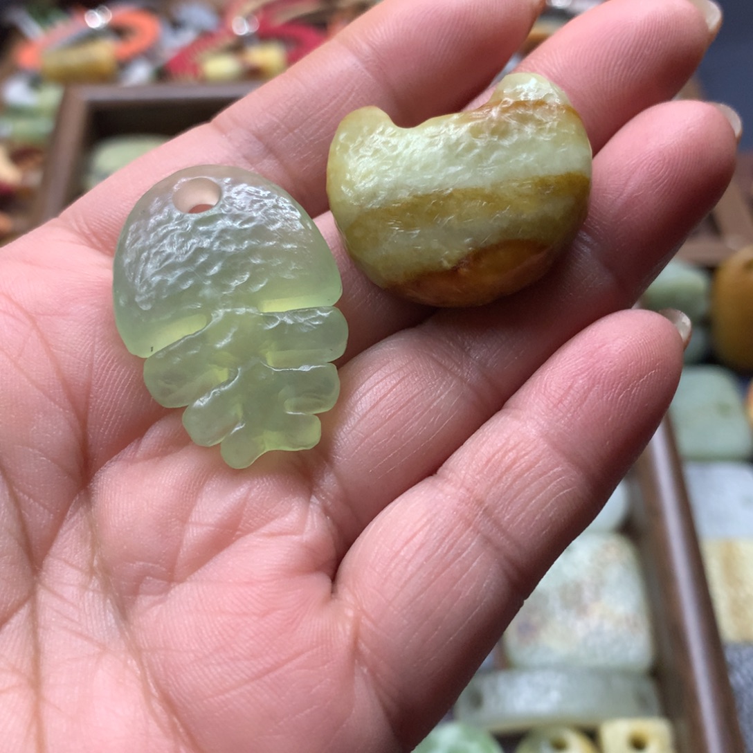 无***语蛇纹石玉未镶嵌颈饰