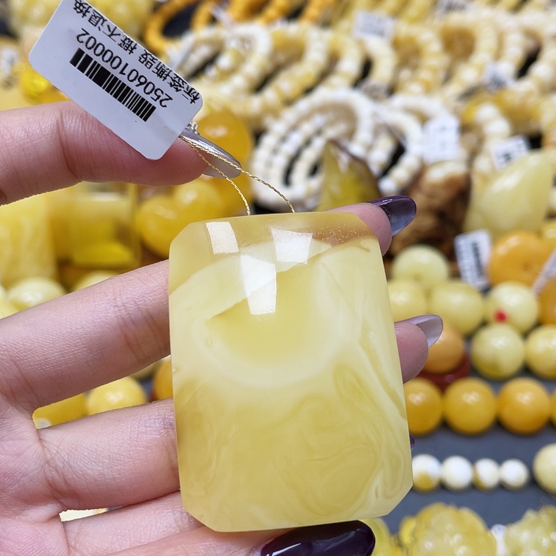 灬***灬琥珀未镶嵌裸石46.8*35*16mm无事牌 金沙