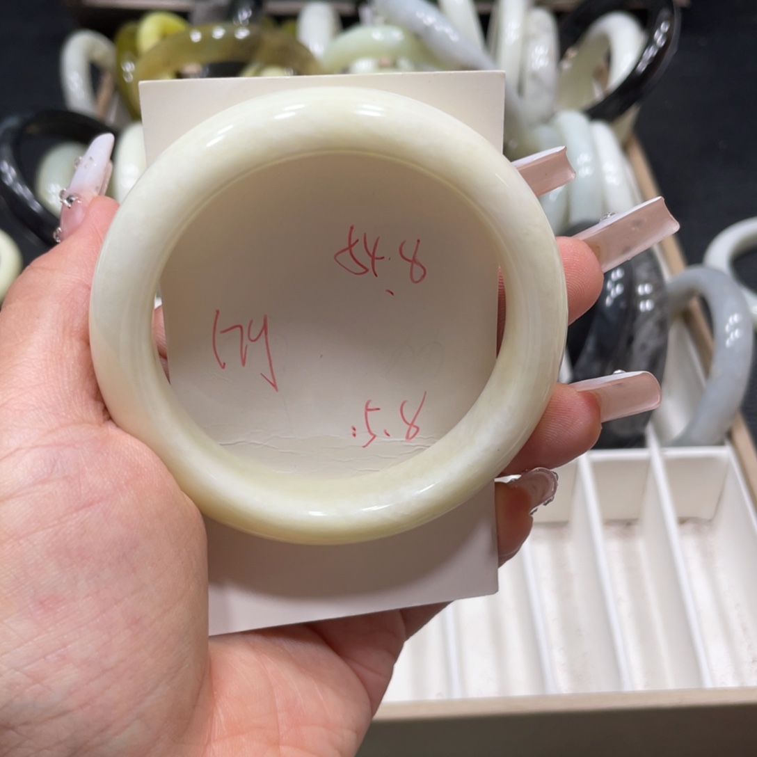 蛇纹石玉未镶嵌手镯