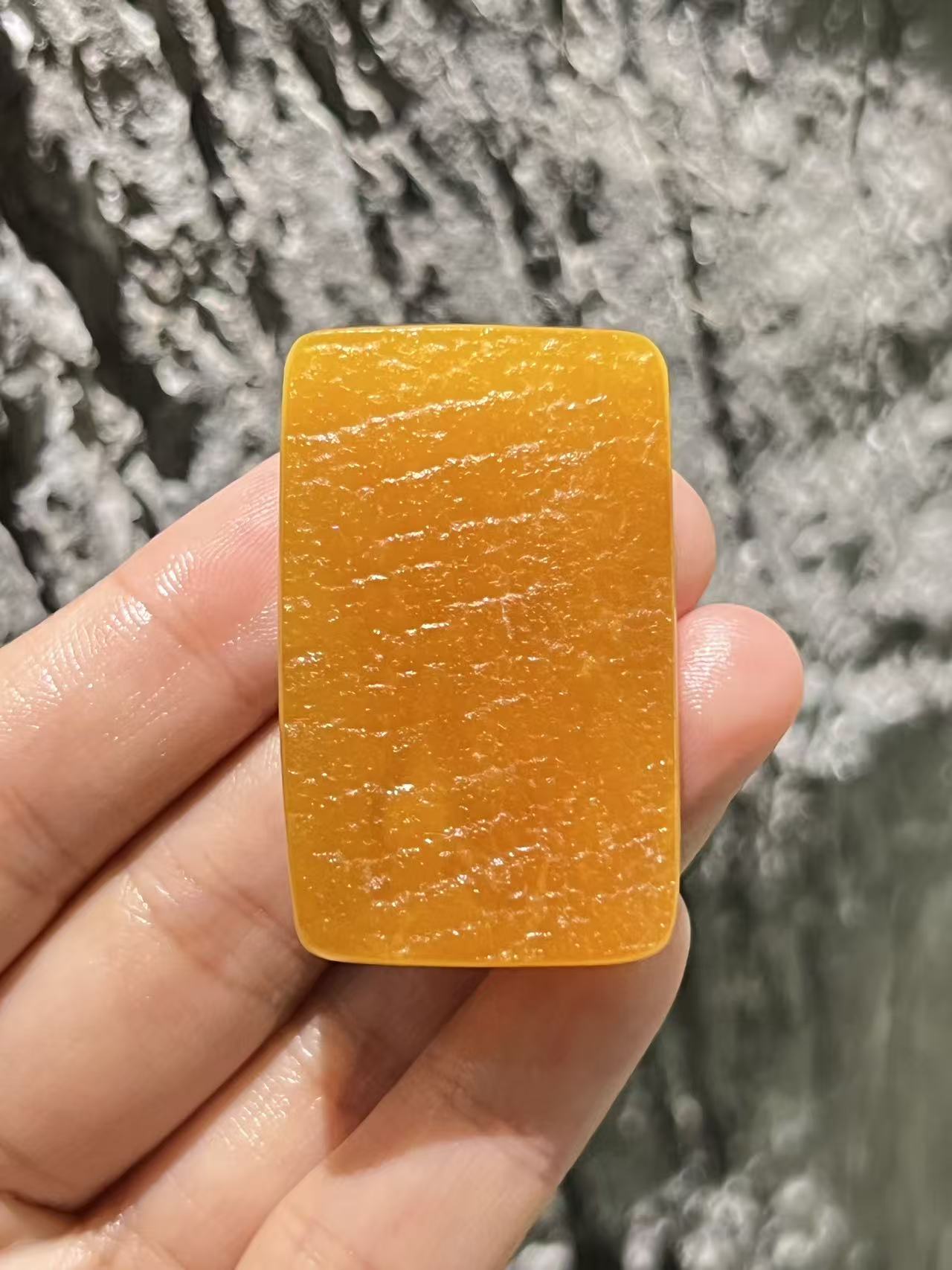 精品俄料双面皮  器型规整  松香味十足 打孔即可佩戴 重10.35克 