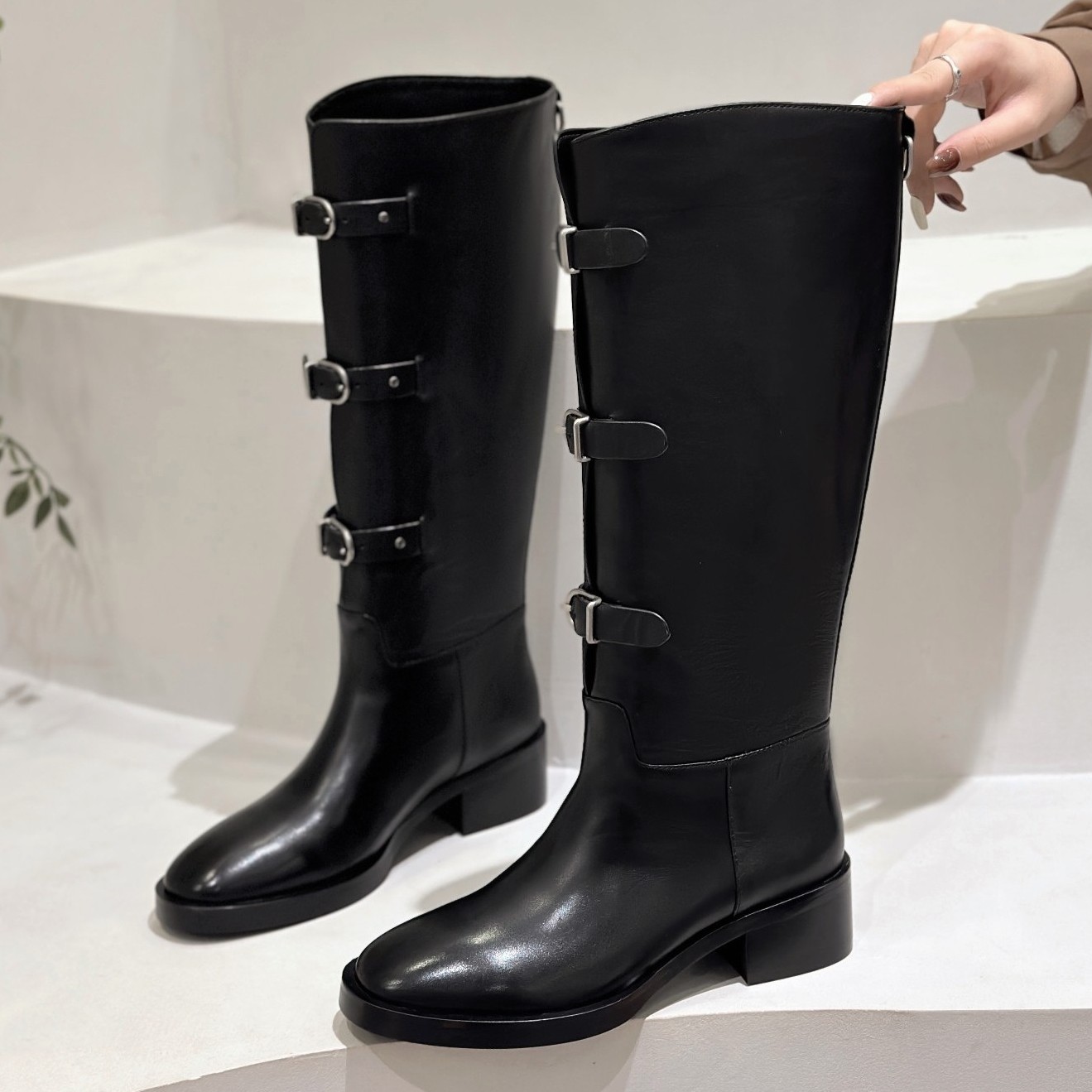 欧洲站2024秋冬新款欧货真皮女靴粗跟圆头皮带扣小牛皮时装靴长靴