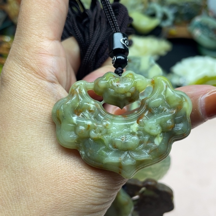 蛇纹石玉未镶嵌颈饰