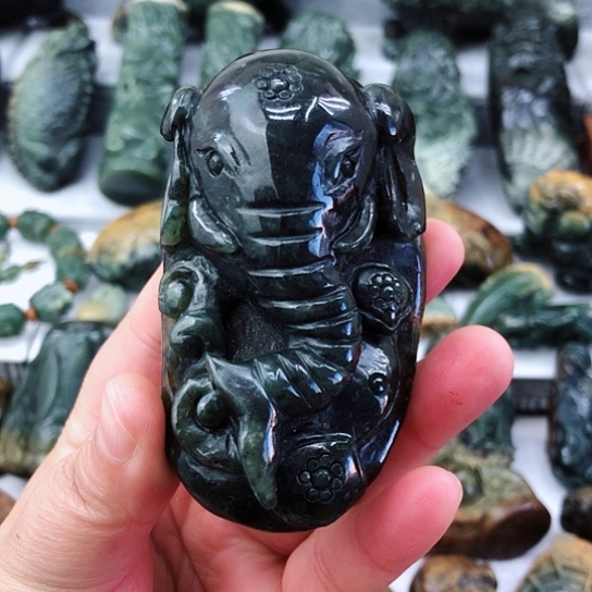 未镶嵌岫岩河磨玉（透闪石质玉）把件