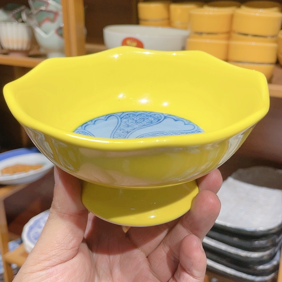 彩華双款满黄胶质釉下青花八方高足钵，很轻牛毛纹