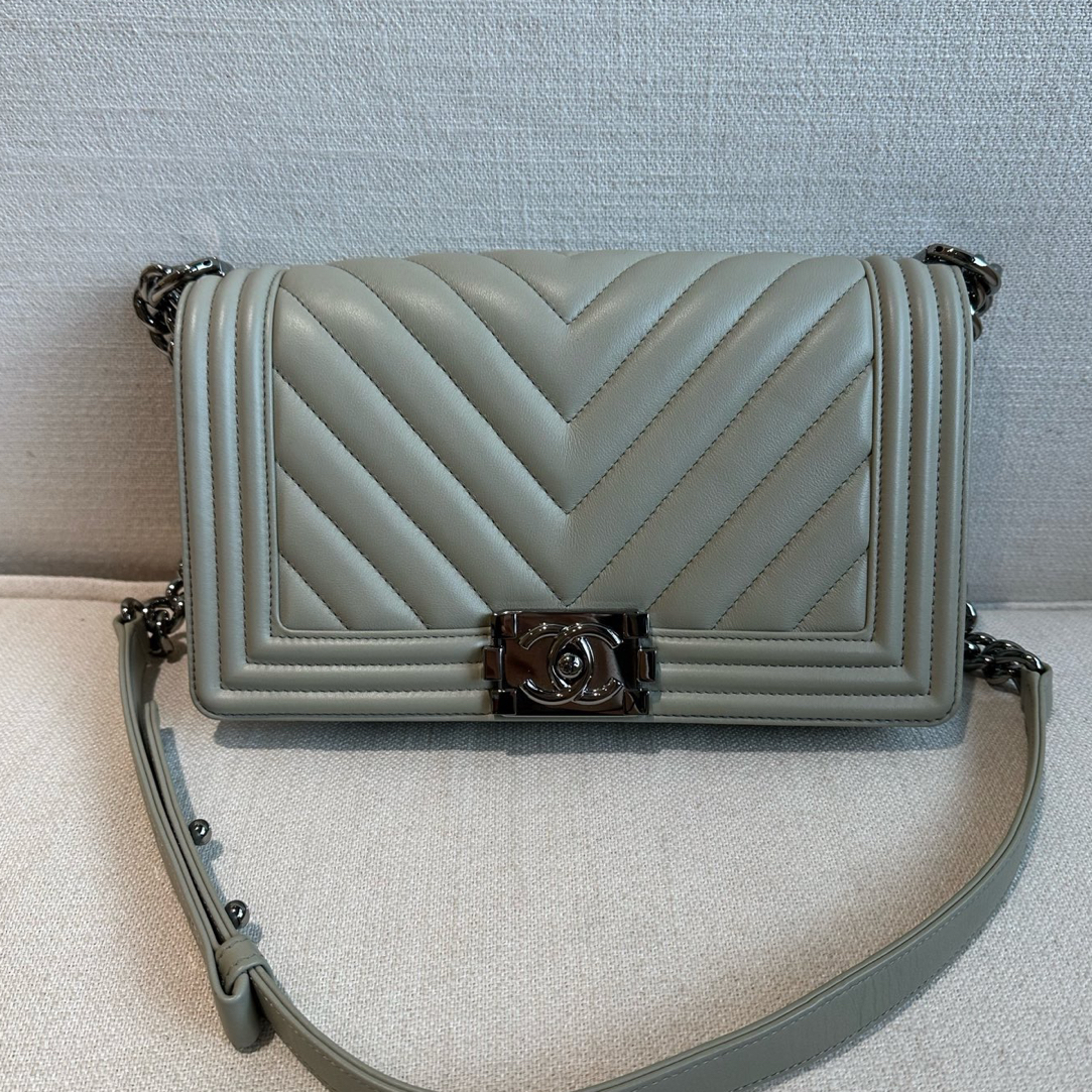 99新 Chanel/香奈儿 99新-22C系列Leboy淡银色V纹中号单肩斜挎包