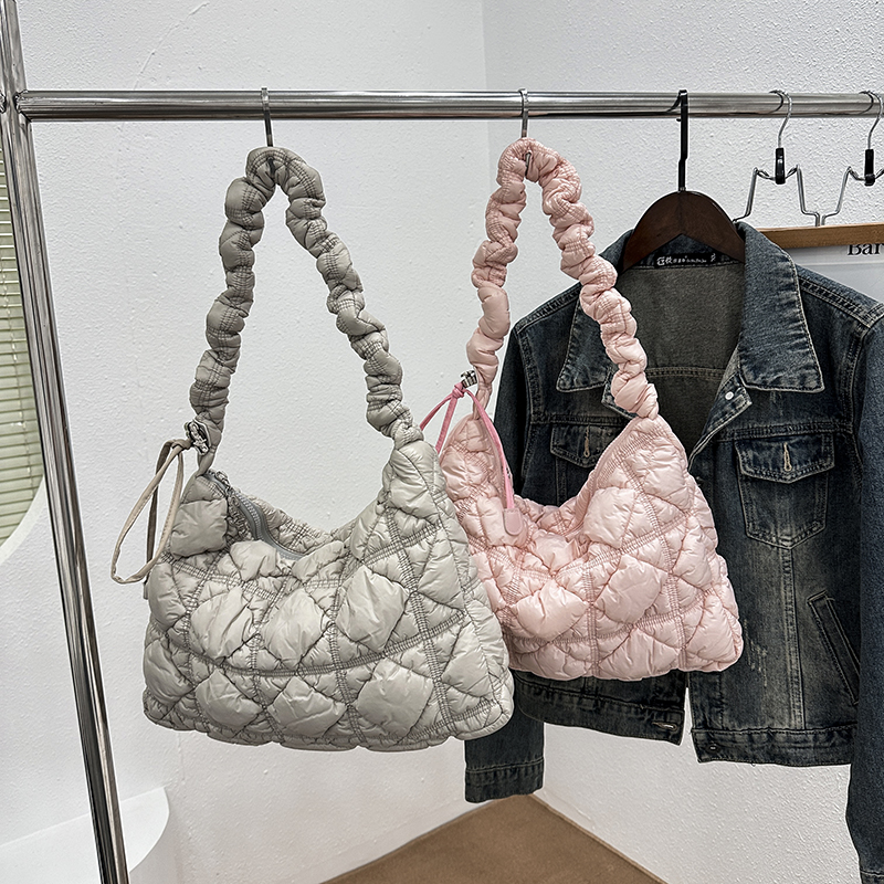 郜姐家2025卡米仑尼龙流浪包云朵斜挎包大容量时尚云朵软包