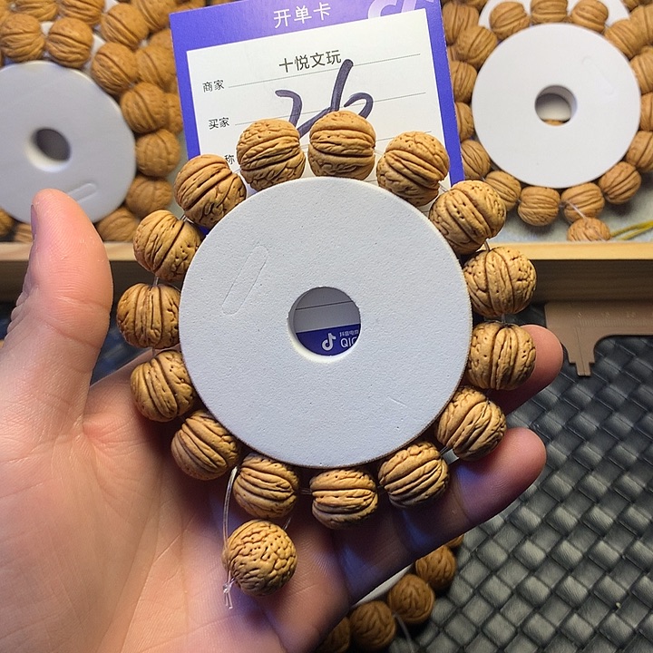 小****桃核吊坠26叫姐姐斤斤计较