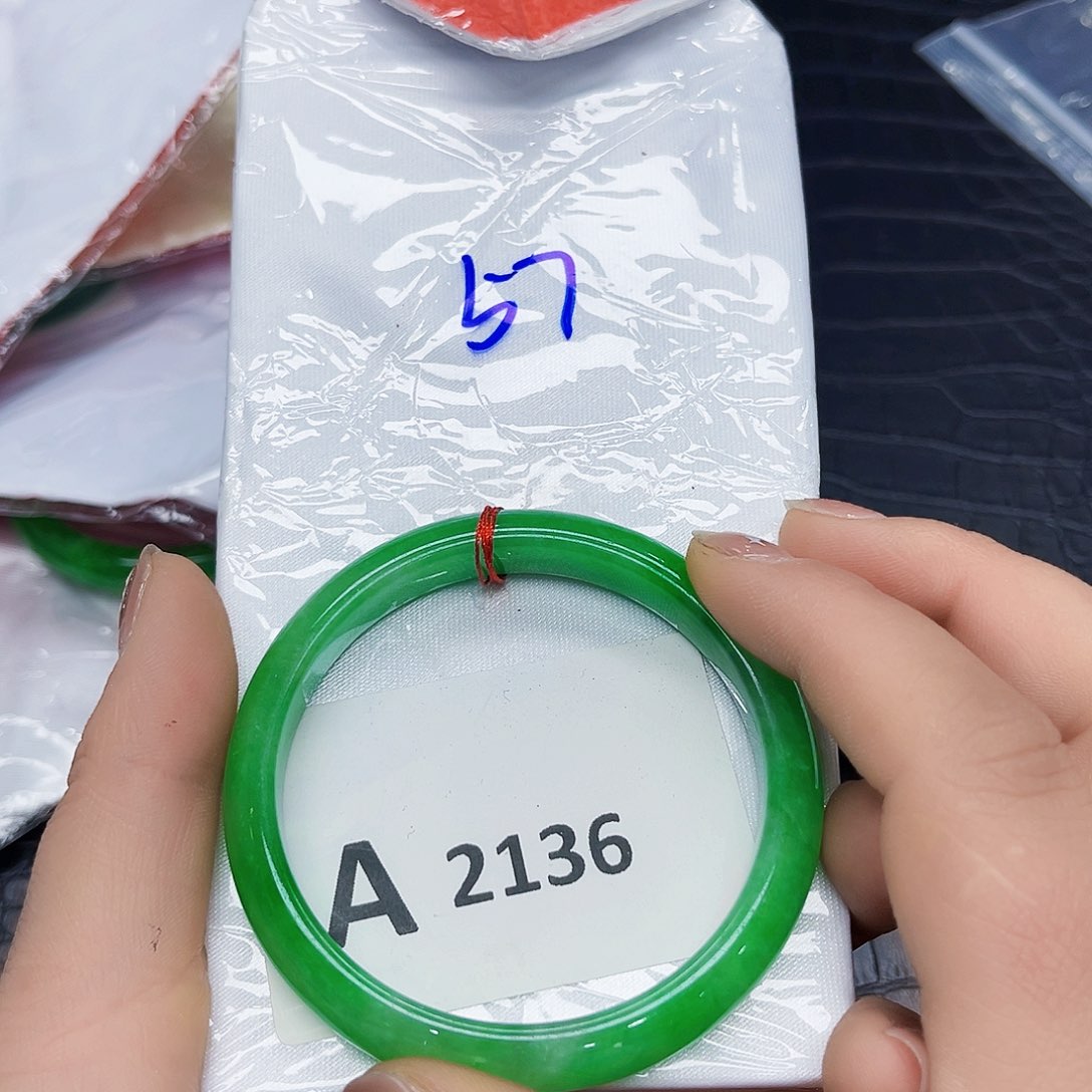 翡翠手镯未镶嵌手镯