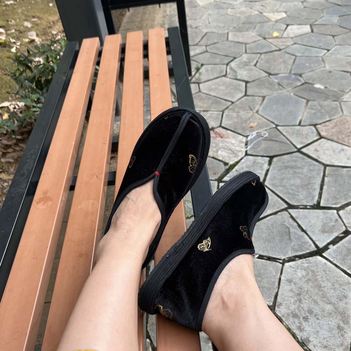 千层底布鞋，加胶底。
