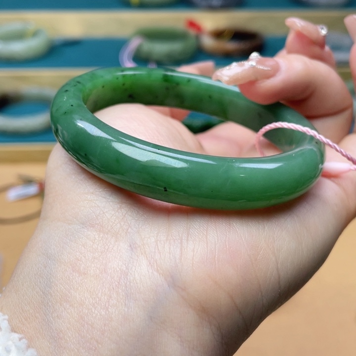 和田玉手镯58圈口。编号54未镶嵌