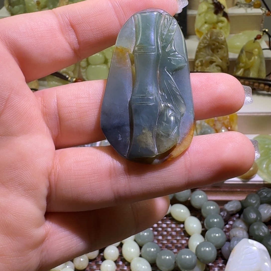 蛇纹石玉未镶嵌颈饰