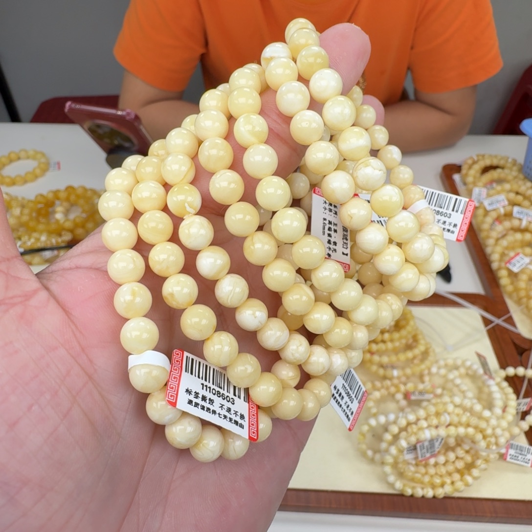 蜜蜡未镶嵌裸石多样性发其一