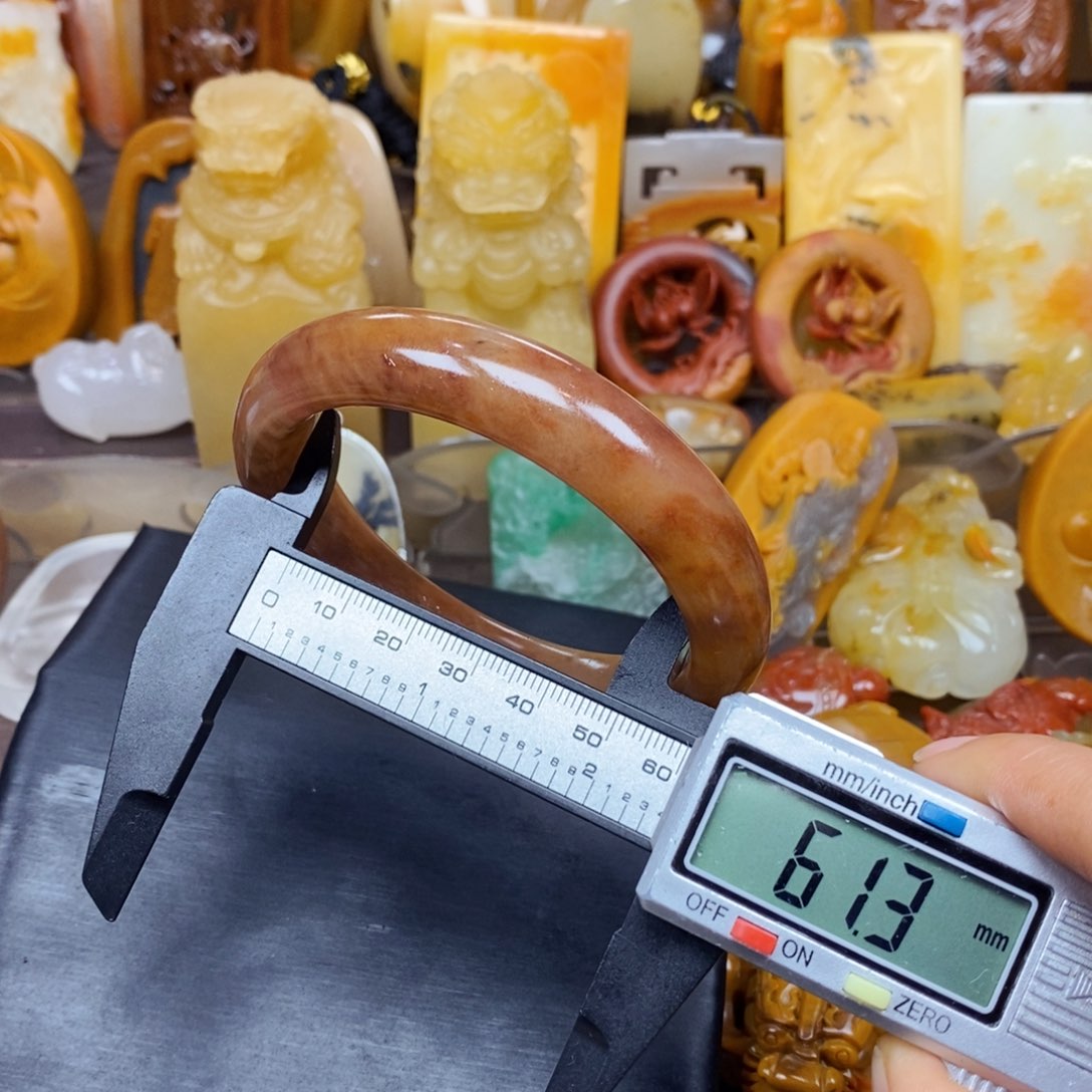 石英质玉（黄龙玉）颈饰未镶嵌