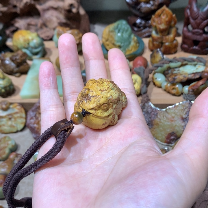 未镶嵌岫岩河磨玉（透闪石质玉）把件