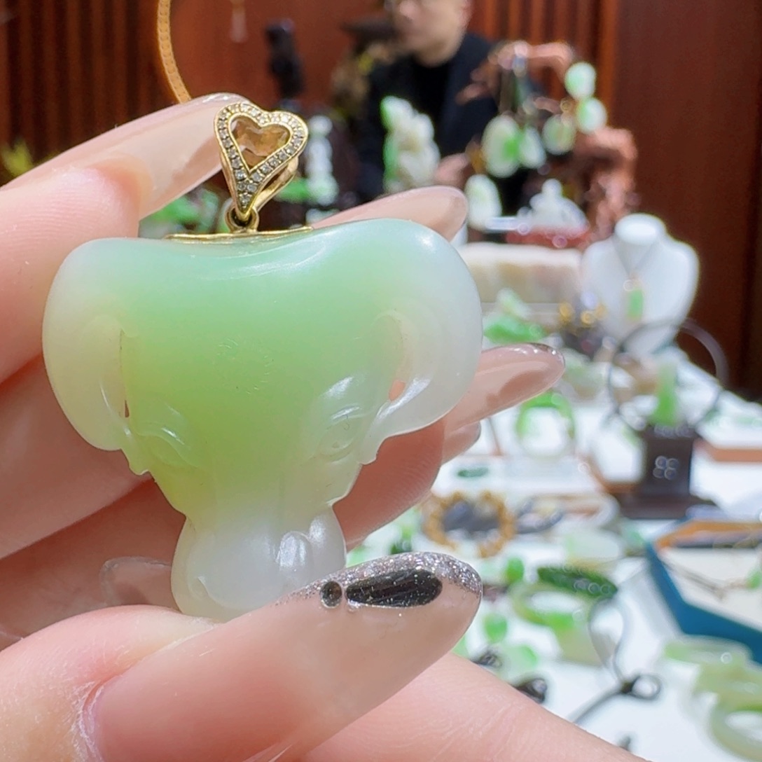 和田玉翠青牛18K金镶嵌紫**?