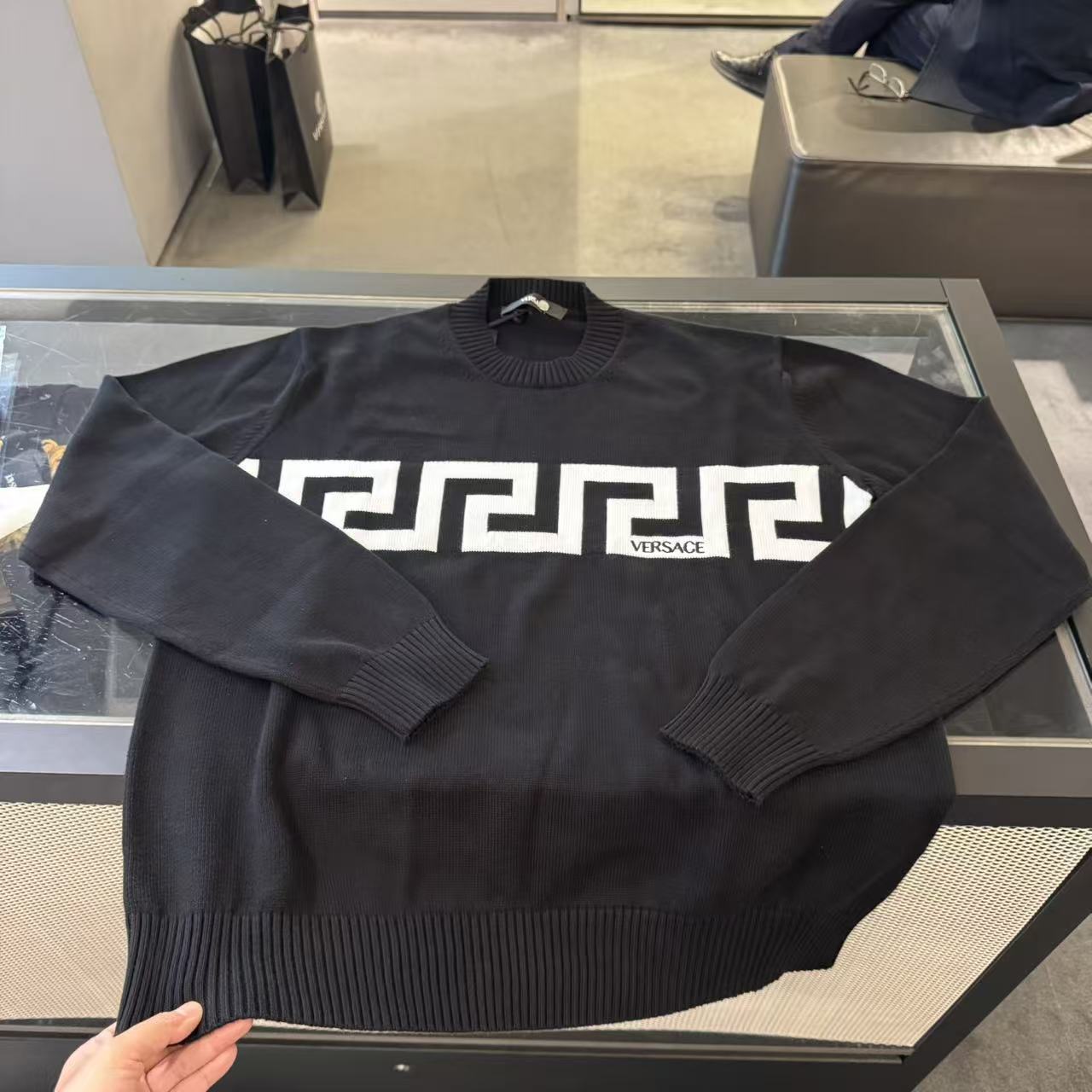 未使用 VERSACE/范思哲 潮流休闲男士黑色回形纹针织毛衣