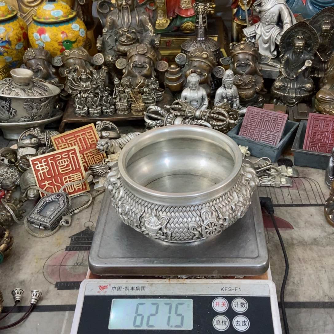 老杨黄铜摆件老杨黄铜。