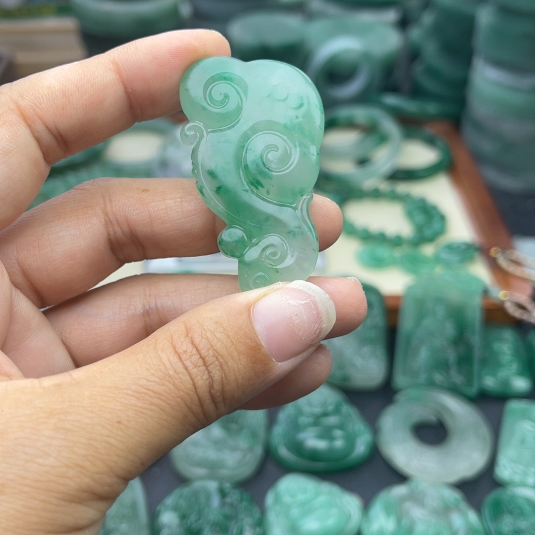 石英质玉未镶嵌颈饰