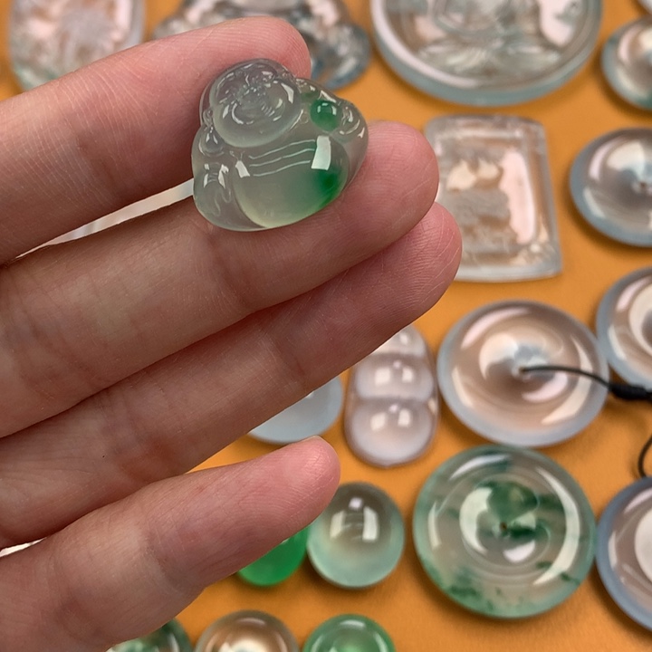 翡翠未镶嵌颈饰…..