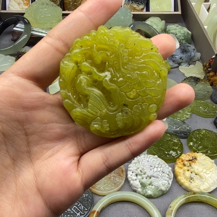 蛇纹石玉未镶嵌颈饰