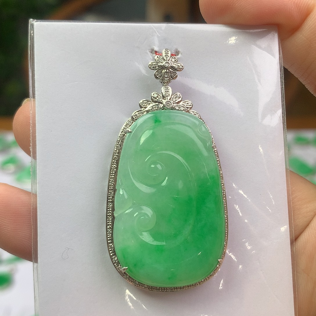 翡翠18K金镶嵌颈饰翡翠首饰